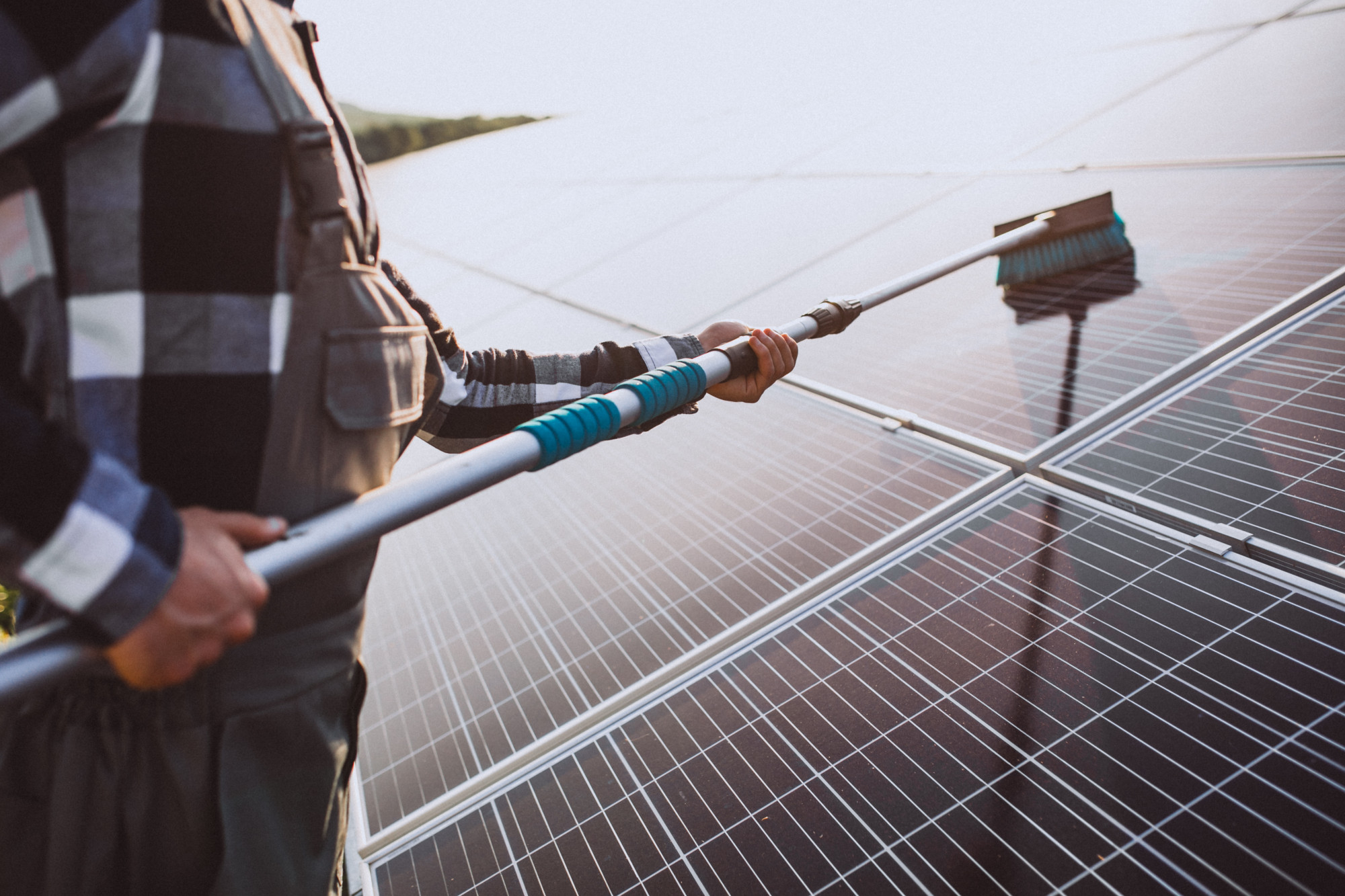 man-worker-firld-by-solar-panels (1)